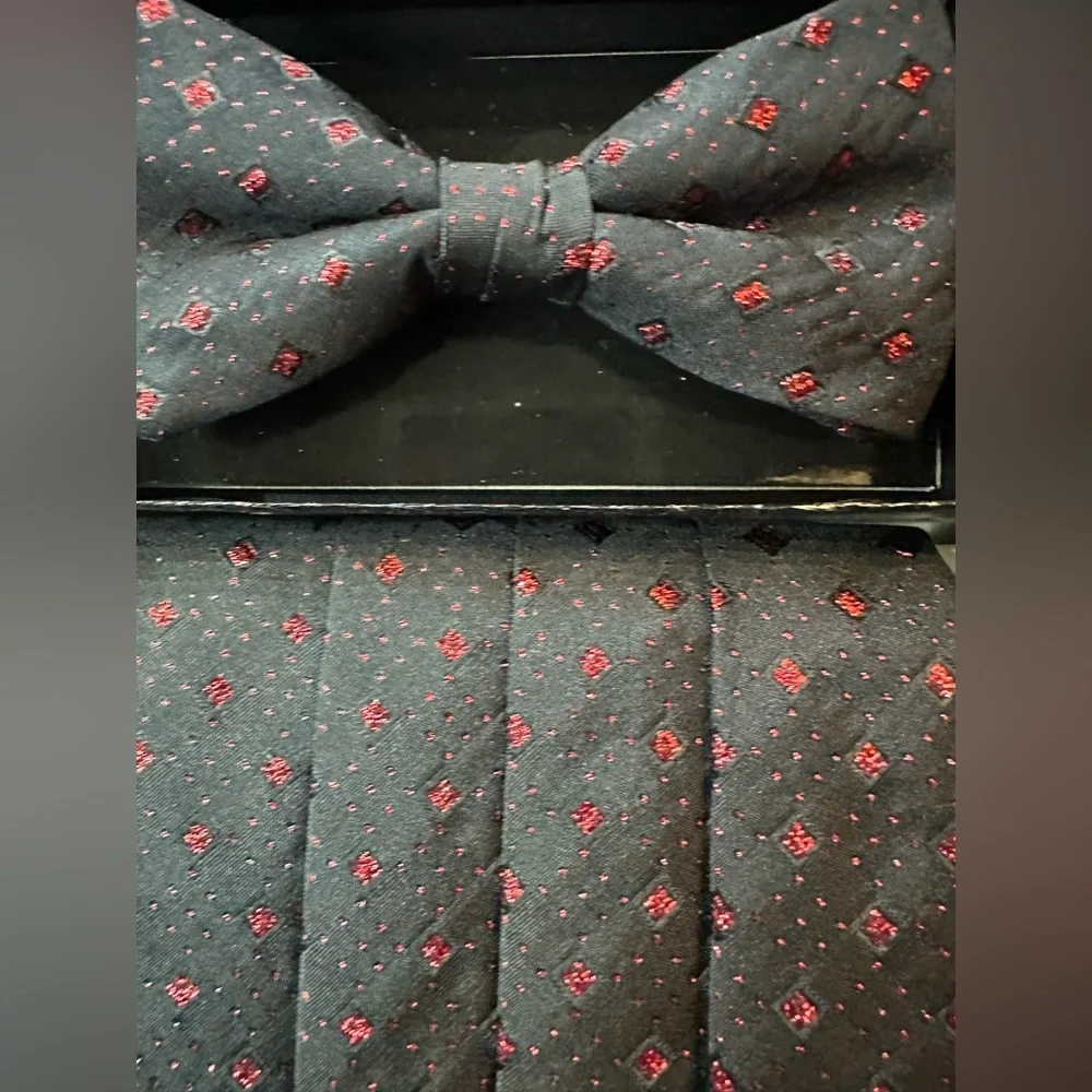 NIB Elegant Black and Red Cummerbund and bow Tie